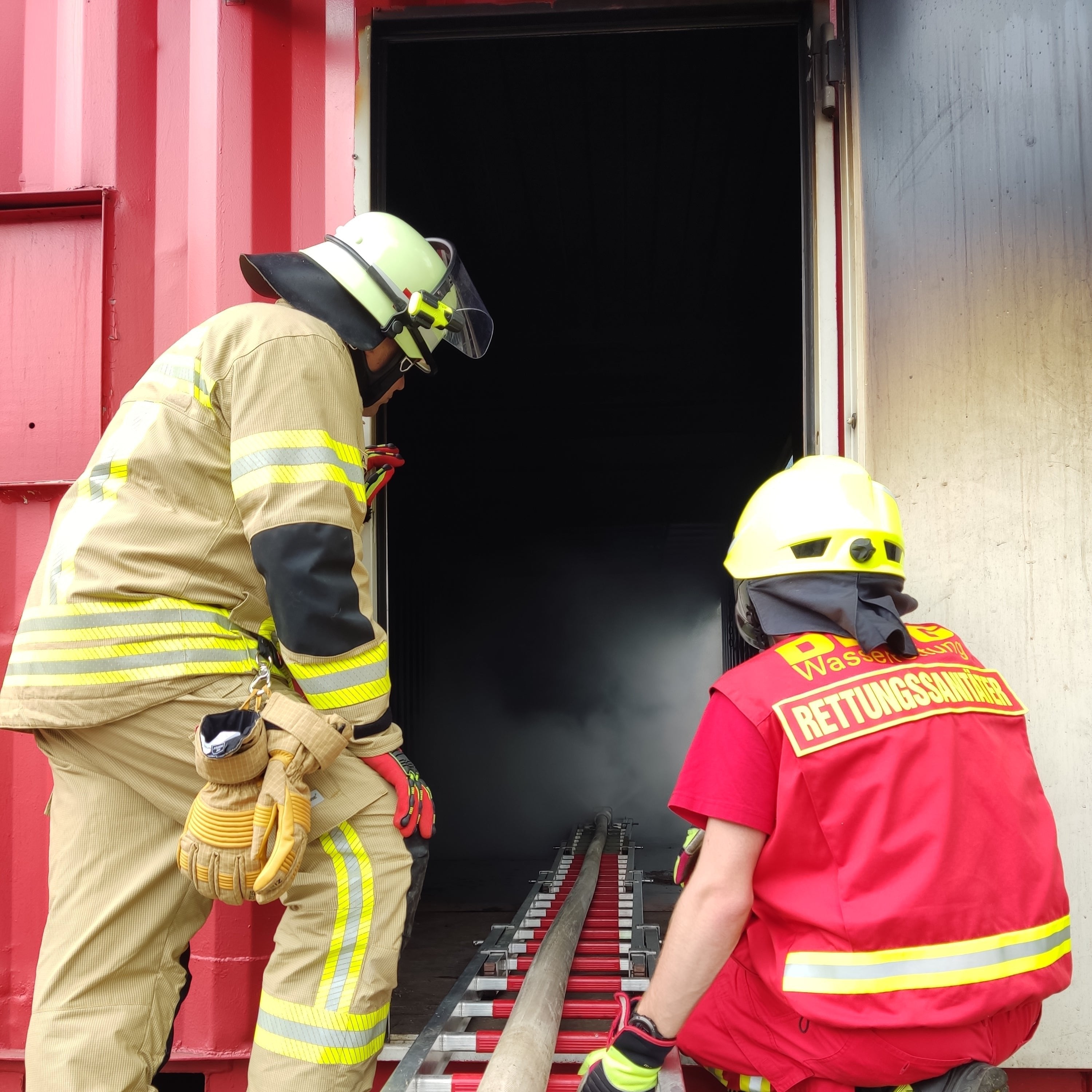 FeuerwehrWilly und Jan Heinemann führen einen Realbrandversuch durch und testen für das Erfinderformat einfach genial den Löschigel als Feuerwehr Ausrüstung