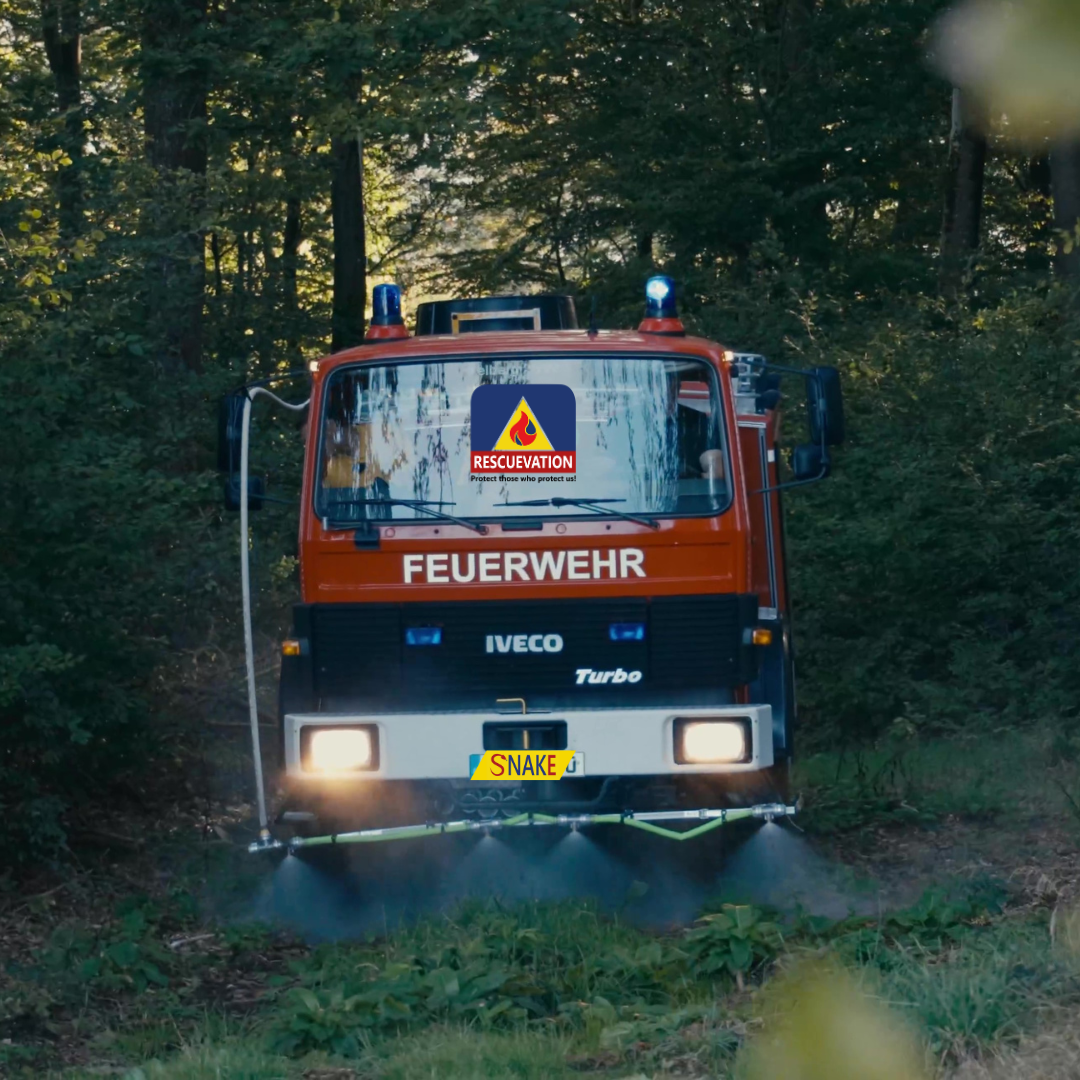 SnakE Sprühbalken zum Nachrüsten an einem TLF im Waldbrand. SnakE Feuerwehr Neuheiten von Rescuevation. Feuerwehr Waldbrandausrüstung.  Innovative Feuerwehr Ausrüstung für den Vegetationsbrand