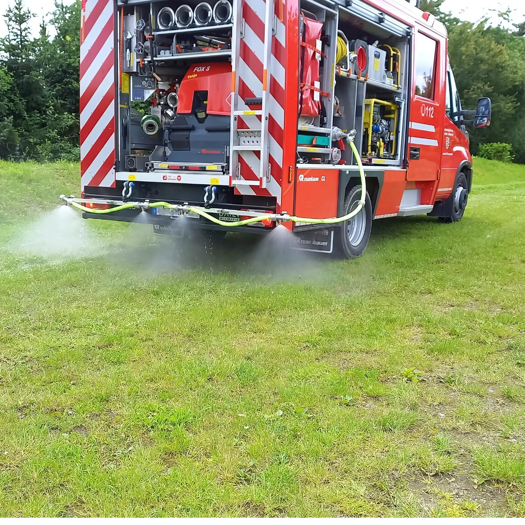 Der SnakE Sprühbalken zum Nachrüsten an einem TSF-W Feuerwehrfahrzeug. Feuerwehr setzt den SnakE Waldbrandsprühbalken für die Vegetationsbrandbekämpfung ein. 